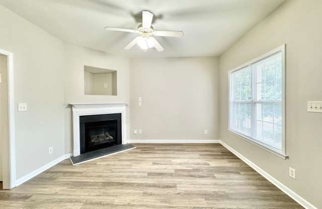 4 Bedroom Convenient to Revolution Mills Gallery 3