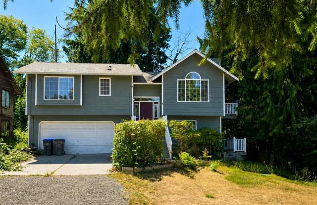 *Available Now* Bright and sunny 2 bed with office space and large yard, pets allowed! Gallery 1