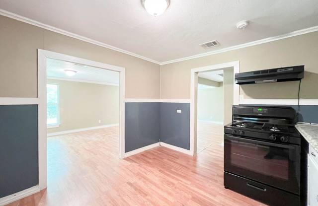 3 Bed, 1 Bath Home with Large Fenced Yard | $1,350/Month Gallery 4