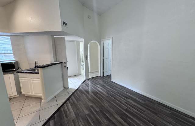 1948 Lake Atriums Circle #121clientes@realtymiamigroup.com Gallery 2