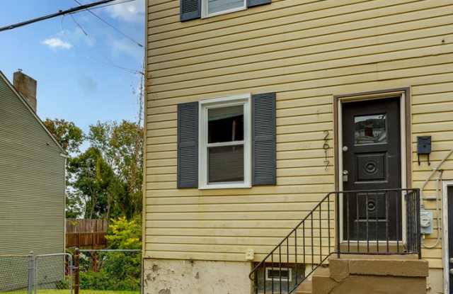Available NOW - Updated 3 Bedroom Home in the South Side Slopes! Gallery 4