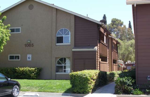 1065 E Washington Ave. photos photos