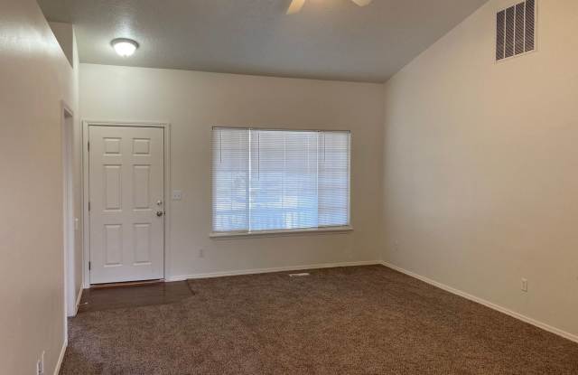 4 Bedroom w/ Giant Backyard, Walking Distance to Settlers Park! | $250 OFF FIRST MONTH'S RENT!!! Gallery 4
