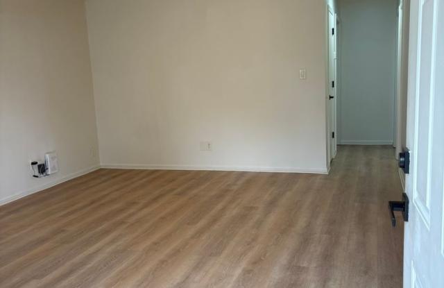 Delightful 2 Bedroom Bungalow Home-317 Woods Gallery 4
