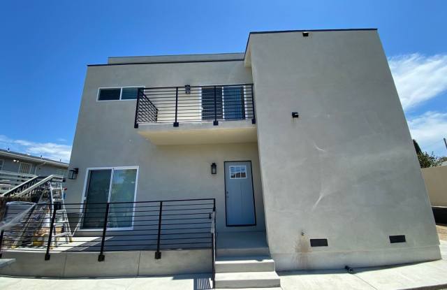 Private Entry & Yard Gallery 1