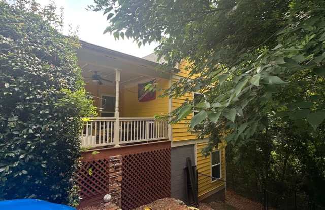 Large 4 Bedroom, 3 bathroom house near Downtown Gallery 4