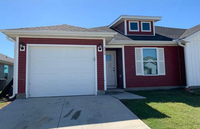 Beautiful 3 bedroom / 2 bathroom duplex with car garage in Duenweg!! photos photos