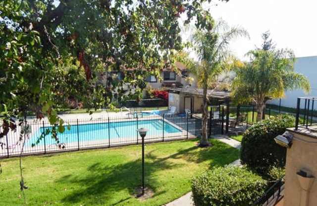 Upper Unit Condo Close to 880 Gallery 1