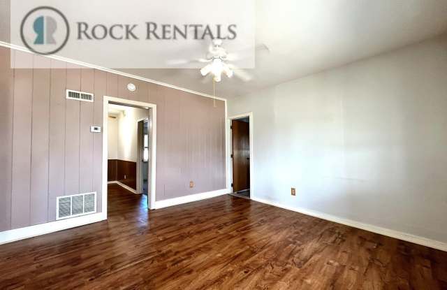 Very clean three bedroom one bath house Gallery 3