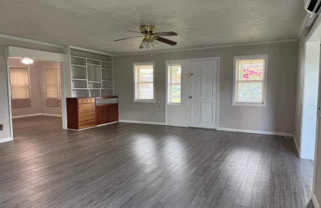 Charming 1-Bedroom, 1-Bath Home Near Downtown Tavares - Lawn Care Included! Gallery 4