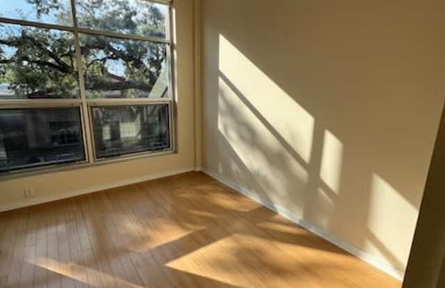 2514 Abercorn Street, Unit 207 Gallery 1