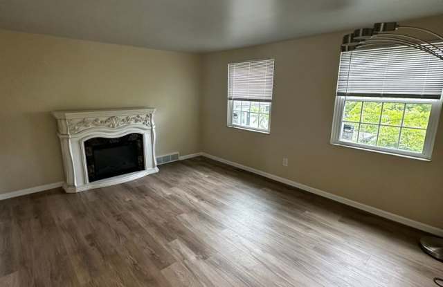 Charming 2 Bedroom Townhouse Available Now in Butler - 239 Whitestown Village, Homeacre-Lyndora, PA 16001