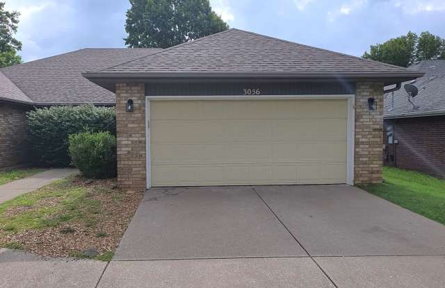 Rare 2 bedroom 2 bathroom duplex with 2 car garage! $1150 photos photos