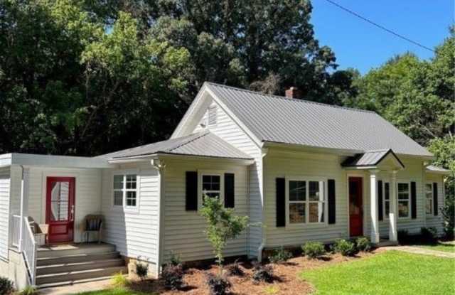 Freshly Renovated Athens Home | Pre-Leasing Fall 2027 Gallery 3