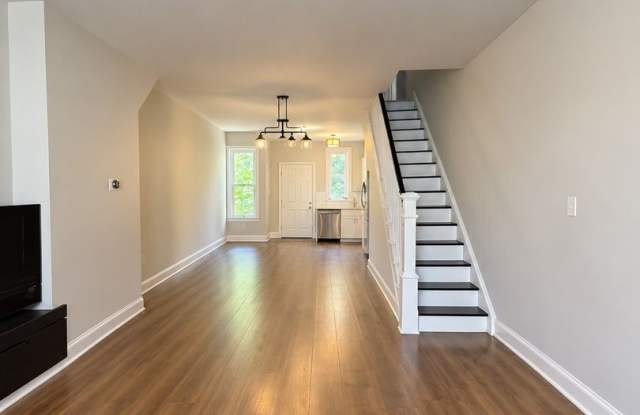 Spacious Two Bedroom + Den Home in West Powelton! Gallery 1
