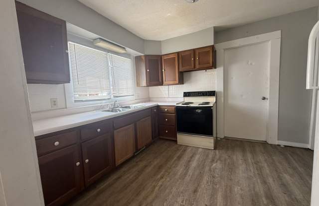 2 Bed House w/ Ramp Access and Fenced in Back Yard + Walk In Shower photos photos