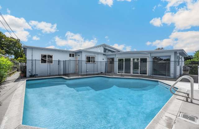 Beautiful 4-Bedroom House with Pool in Fullerton Gallery 1