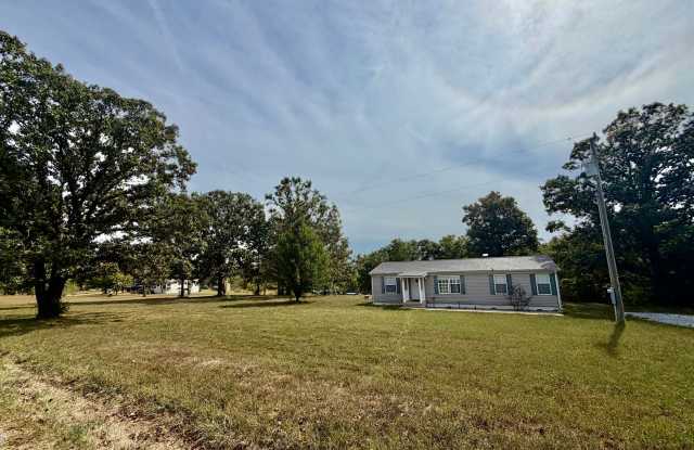 Cute 3 bed 2 bath with beautiful yard!! Gallery 3