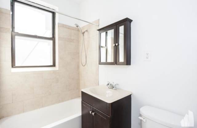 827 West Waveland Gallery 2