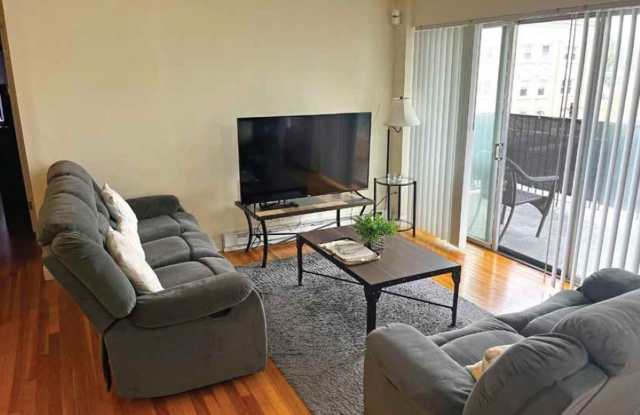 Luxurious 2 Bedroom - Overlooking Downtown Melrose Gallery 3