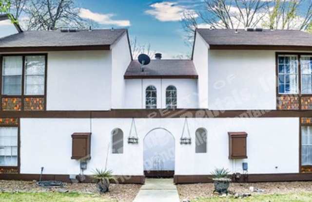 Two-Level Townhome in DeSoto Courts photos photos