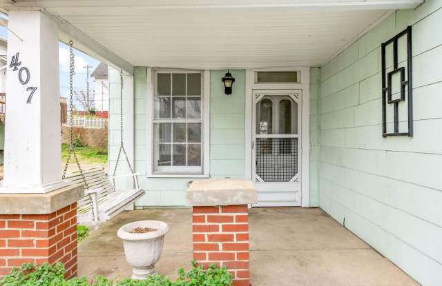 Cozy 2 Bedroom Downtown Home Available! Gallery 4