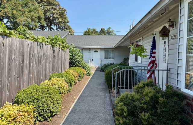Custom Built Plex-2 Bedroom w/private back yard Gallery 2