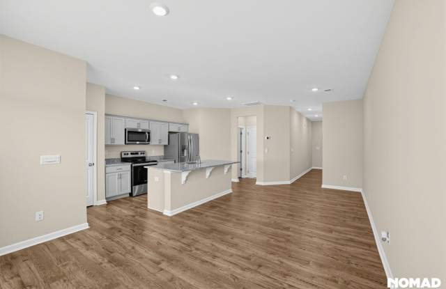 Charming 3BR Townhome in Greer Gallery 1