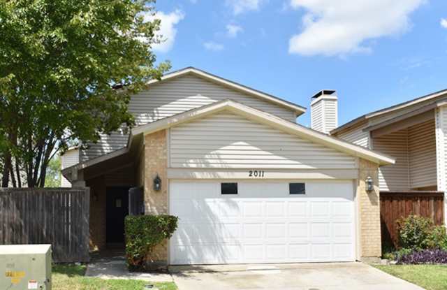 Cute 2-1.5-2 Townhome in Carrollton, CFB ISD! - 2011 Via Sonoma, Carrollton, TX 75006