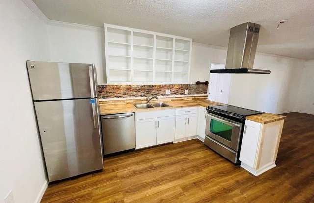 Room in 4 Bedroom Home in McDonough Gallery 3