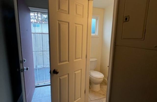 Beautiful 2X1.5  Townhome with a Detached Garage Gallery 4