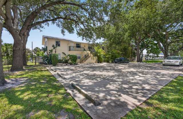 708 SW Gardens Boulevard Gallery 4
