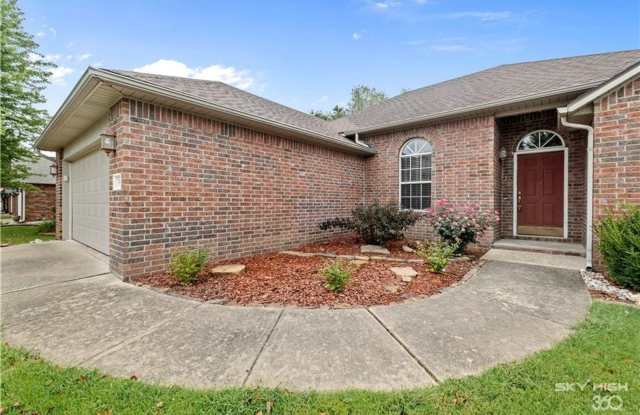 Spacious Split Floorplan with a Private Backyard in an Unbeatable Location! Gallery 3