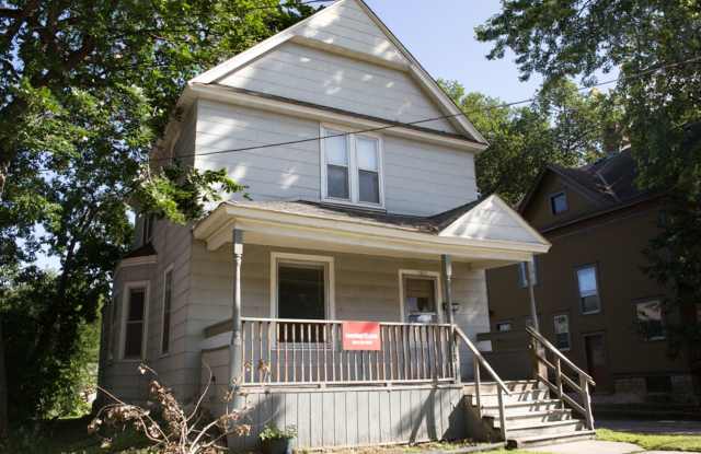 Spacious 5-Bedroom, 2-Bath Whole House in Como – Available September 1, 2027 Gallery 1