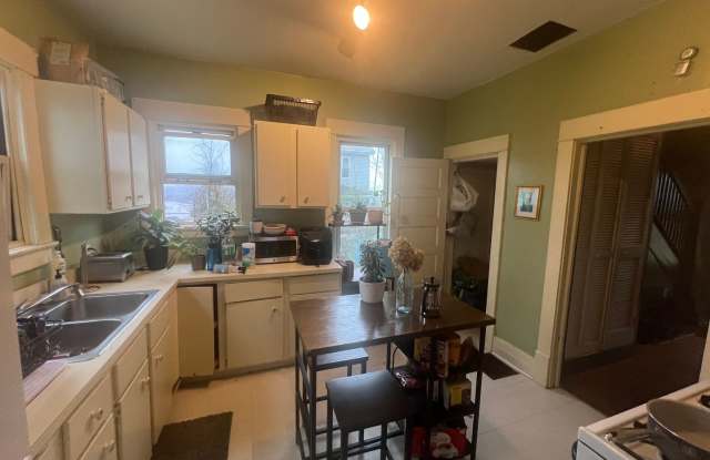 307 Raymond- College Rental Gallery 4