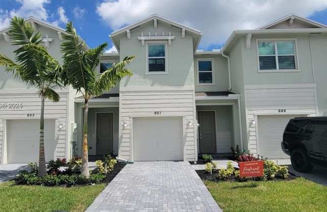 651 SE Lake Falls St photos photos