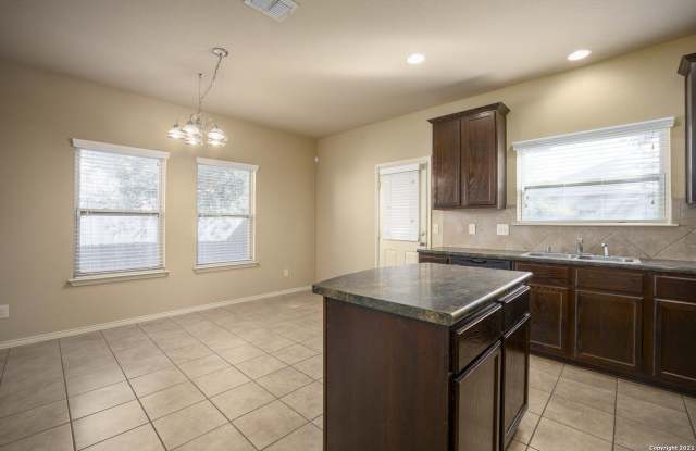 433 STONEBROOK DR Gallery 4