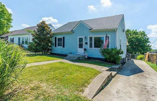 Lovely Vintage 4 BR Home Near Castlewood Park! Off-Street Parking, Fenced Yard, Dogs Ok! Gallery 1