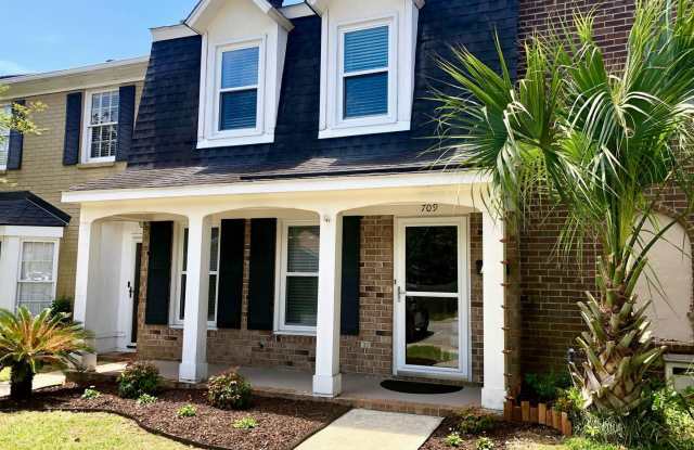 Available 4/1. Beautifully Remodeled Townhouse Available in Central Mt Pleasant! - 709 Bay Tree Circle, Mount Pleasant, SC 29464