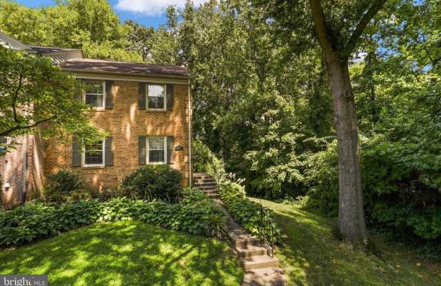 Spacious 3 bed and 3.5 bath end unit town house nestled on a quiet street in highly sought after Woodlynne. Gallery 3