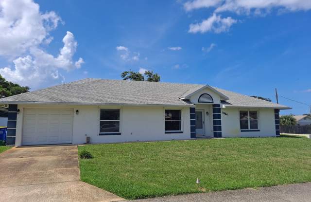 Available Mid-Nov! 3BR 2BA OFF RIVERSIDE DR FOR RENT photos photos