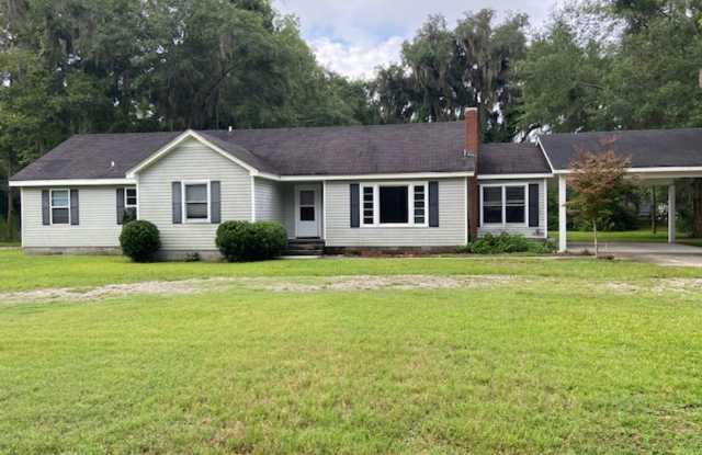 Midway Home Offering lots of space!! photos photos