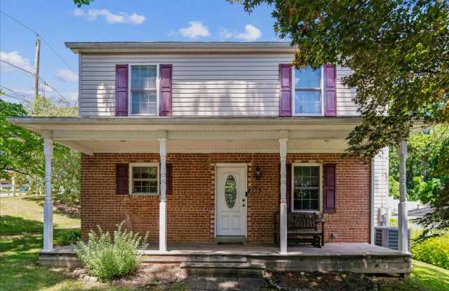 Cozy 3BE/2.5BA Colonial in Takoma Park with screened porch! photos photos