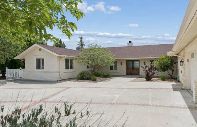 MOVE IN READY!! 4 BEDROOM 3 BATH HOME Gallery 1