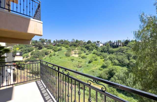 Modern Hillside 4Bed / 3.5 Bath Retreat with Stunning Views  Luxurious Amenities photos photos