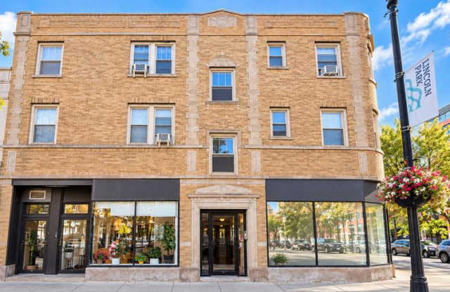 2480 N Lincoln Ave Gallery 1