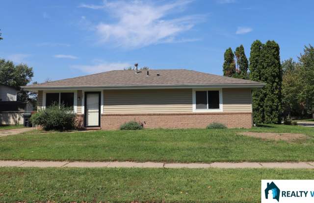 Lovely 3 Bedroom, 1 bath house available now. photos photos