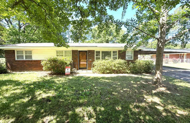 ** 3 bed 1 bath located in Forest Hills ** Call 334-366-9198 to schedule a self showing photos photos