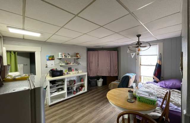 Upper Studio Close to Downtown photos photos