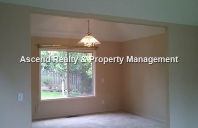 Lower Price!! Wilsonville 2 Level Work Shop/Workout Room Fenced Yard Quick Access to I5 & Shops Gallery 4